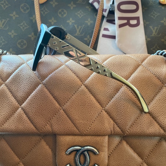 Burberry sunnies - Picture 4 of 6